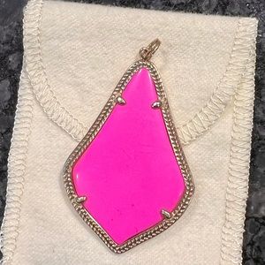 Single magneta Kendra Scott earring